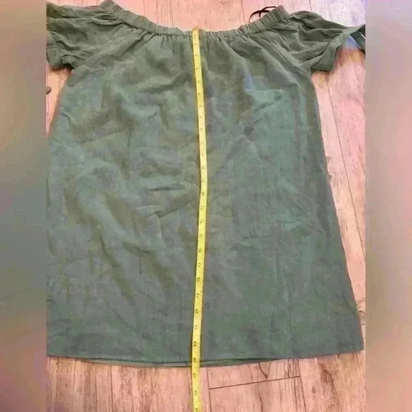 Lulu’s Green Off the shoulder blouse size medium - Picture 6 of 6
